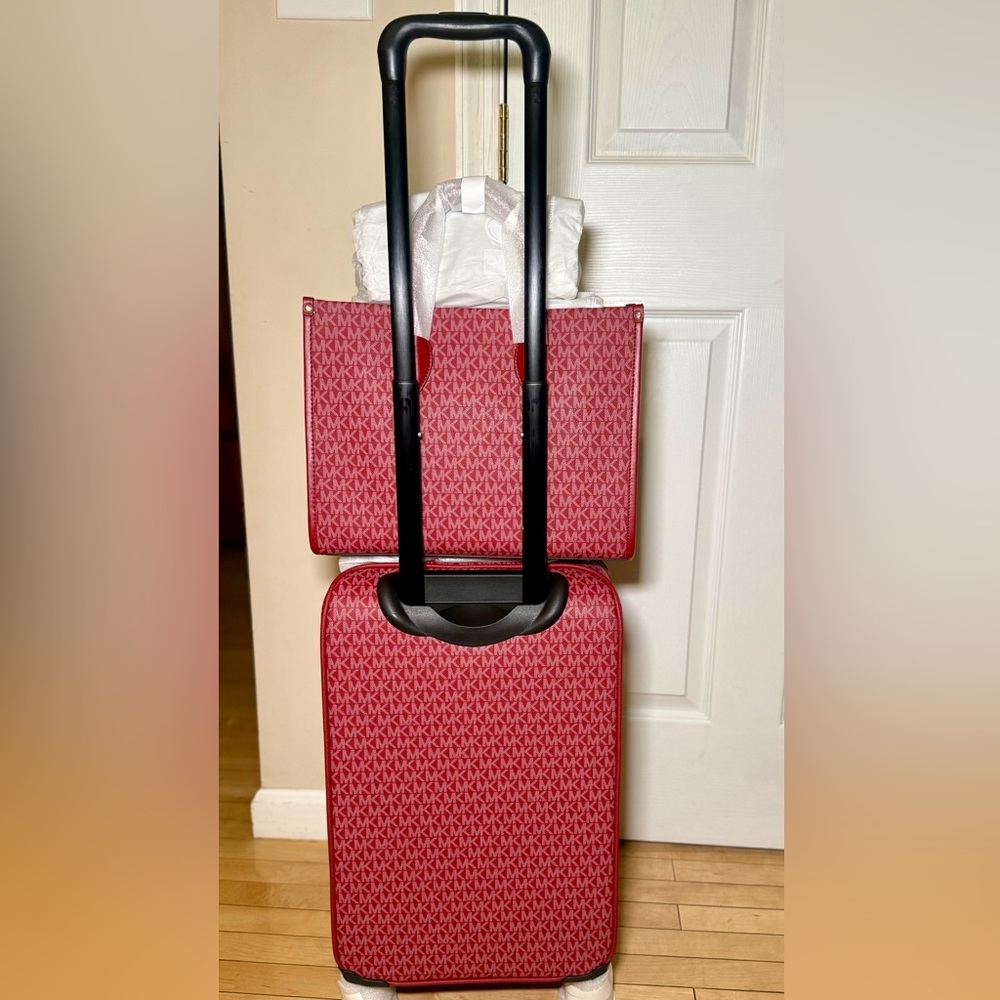 Michael Kors Cherry travel set - Picture 2 of 14